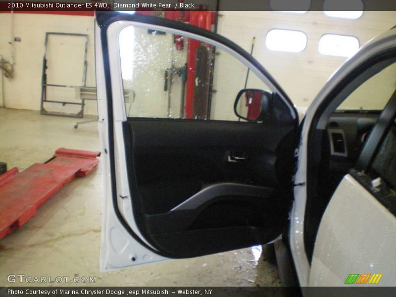 Diamond White Pearl / Black 2010 Mitsubishi Outlander ES 4WD