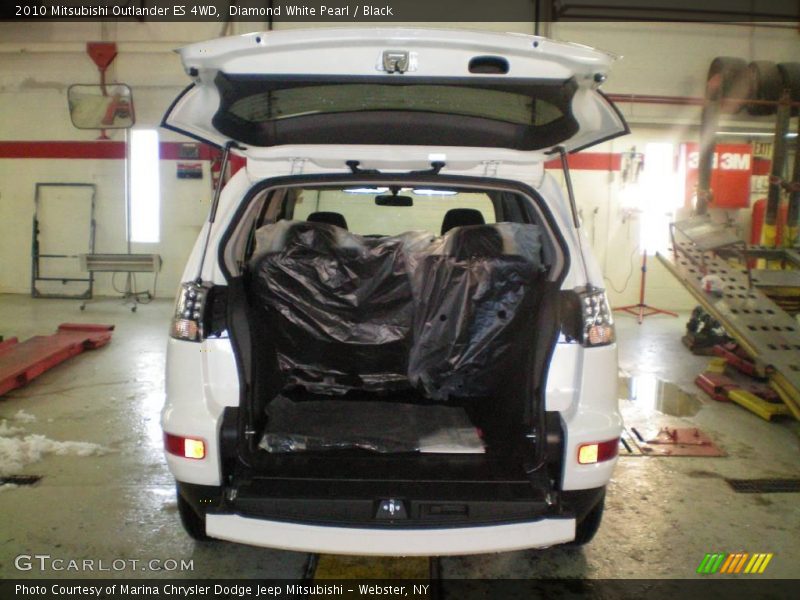 Diamond White Pearl / Black 2010 Mitsubishi Outlander ES 4WD