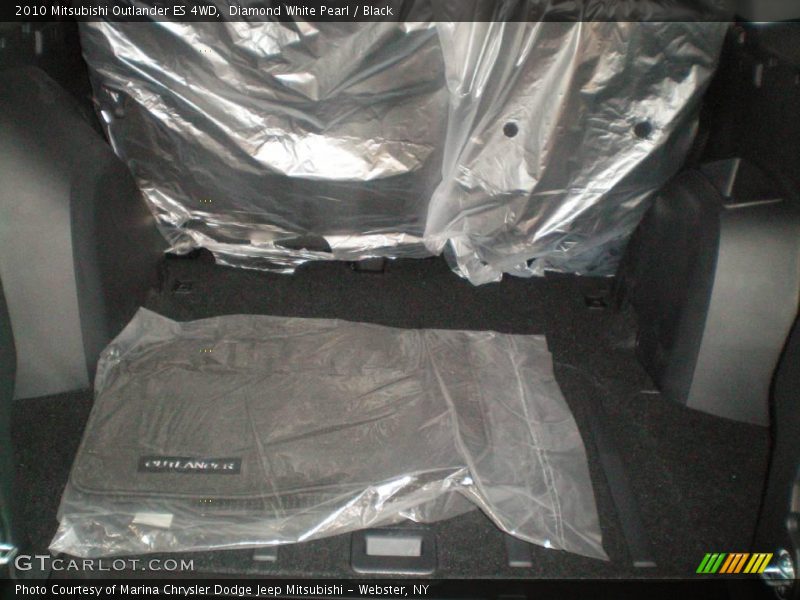 Diamond White Pearl / Black 2010 Mitsubishi Outlander ES 4WD