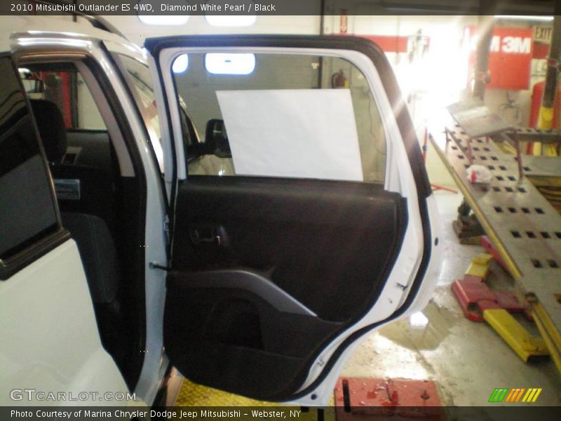 Diamond White Pearl / Black 2010 Mitsubishi Outlander ES 4WD