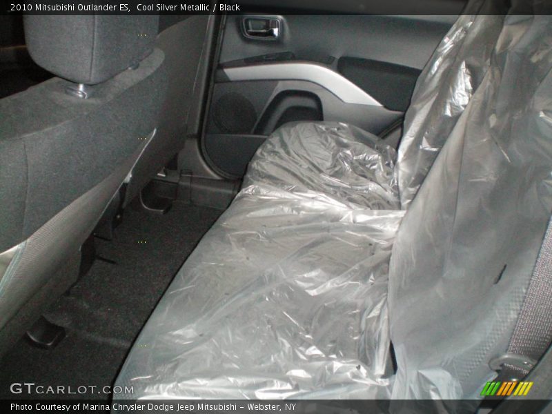 Cool Silver Metallic / Black 2010 Mitsubishi Outlander ES