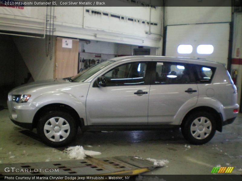 Cool Silver Metallic / Black 2010 Mitsubishi Outlander ES