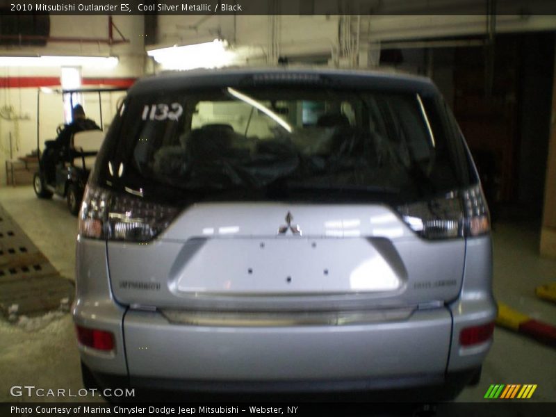 Cool Silver Metallic / Black 2010 Mitsubishi Outlander ES