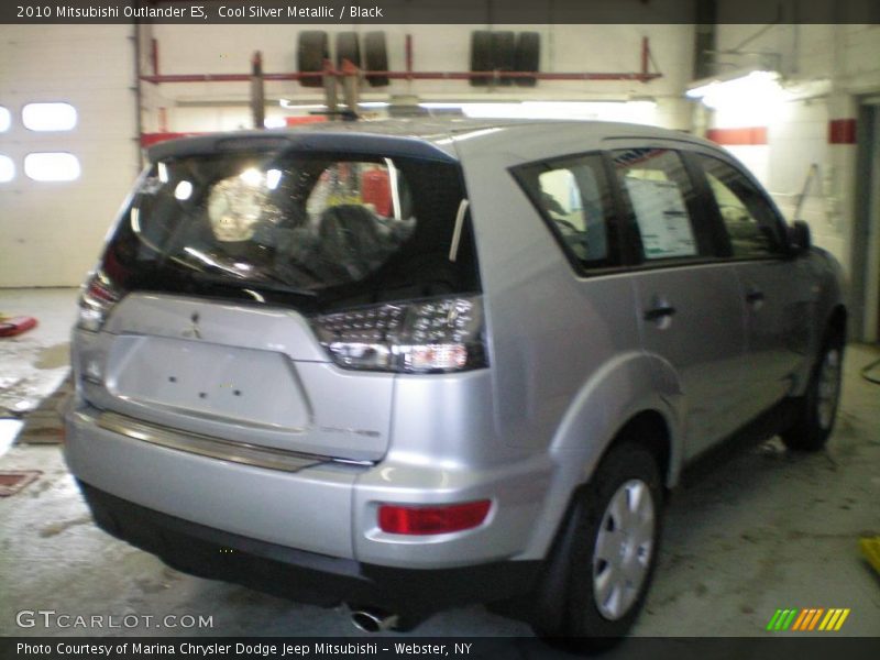 Cool Silver Metallic / Black 2010 Mitsubishi Outlander ES