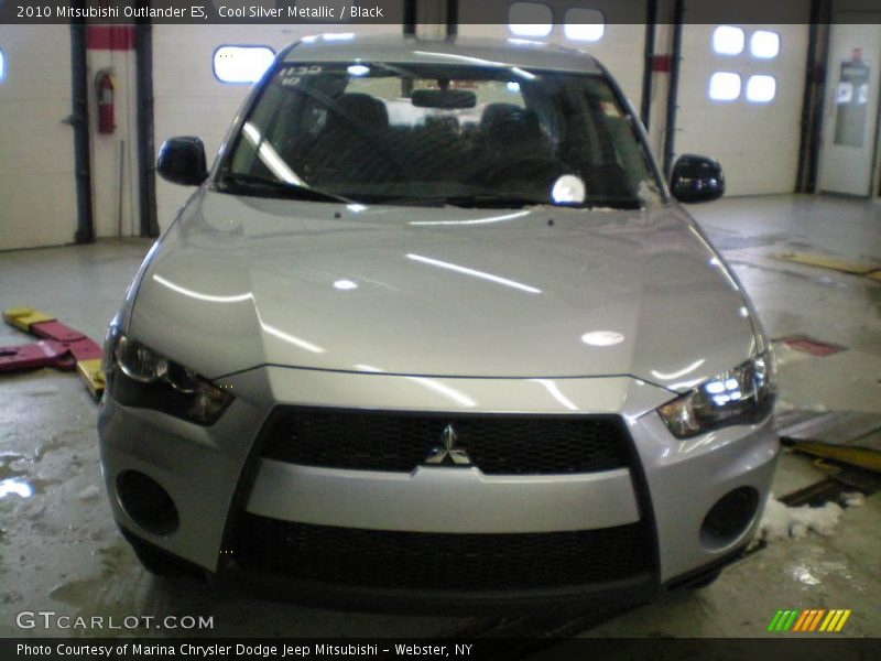 Cool Silver Metallic / Black 2010 Mitsubishi Outlander ES