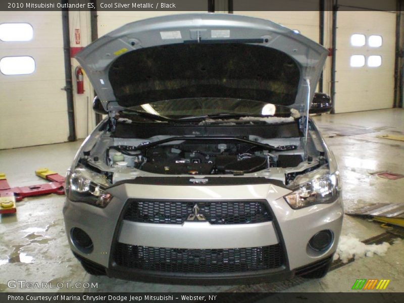 Cool Silver Metallic / Black 2010 Mitsubishi Outlander ES