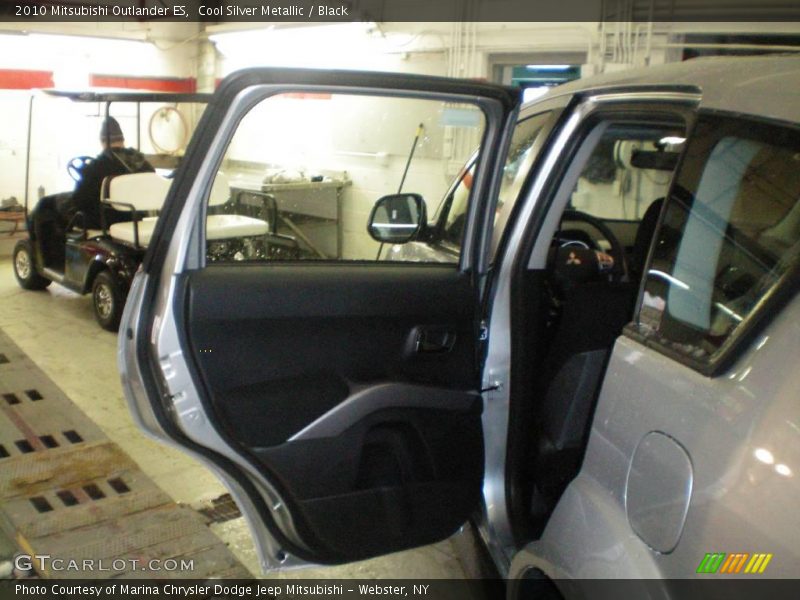 Cool Silver Metallic / Black 2010 Mitsubishi Outlander ES