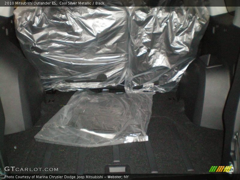 Cool Silver Metallic / Black 2010 Mitsubishi Outlander ES