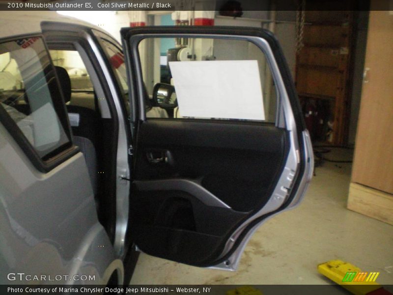 Cool Silver Metallic / Black 2010 Mitsubishi Outlander ES