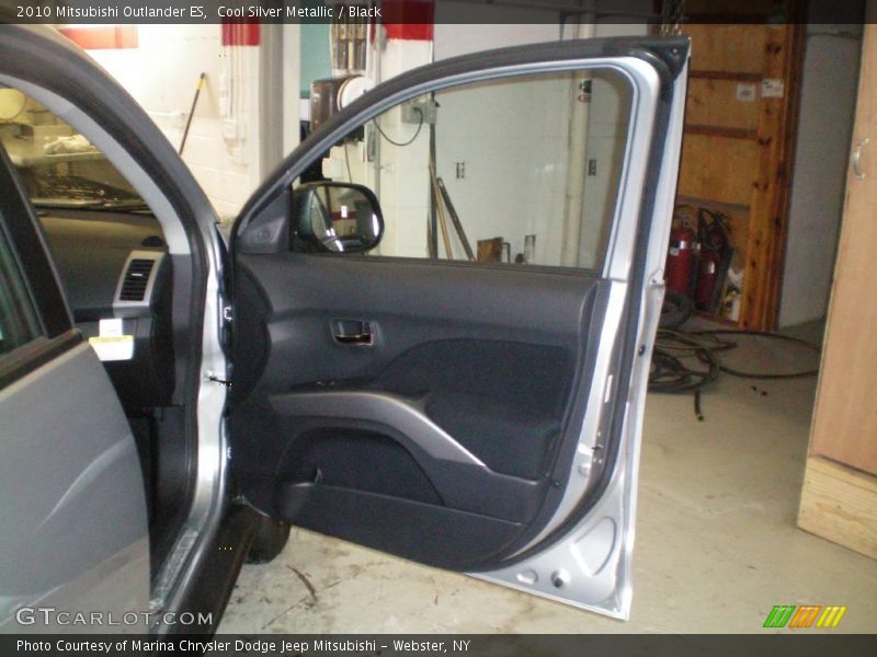 Cool Silver Metallic / Black 2010 Mitsubishi Outlander ES