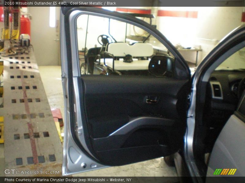 Cool Silver Metallic / Black 2010 Mitsubishi Outlander ES 4WD