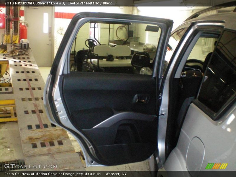 Cool Silver Metallic / Black 2010 Mitsubishi Outlander ES 4WD