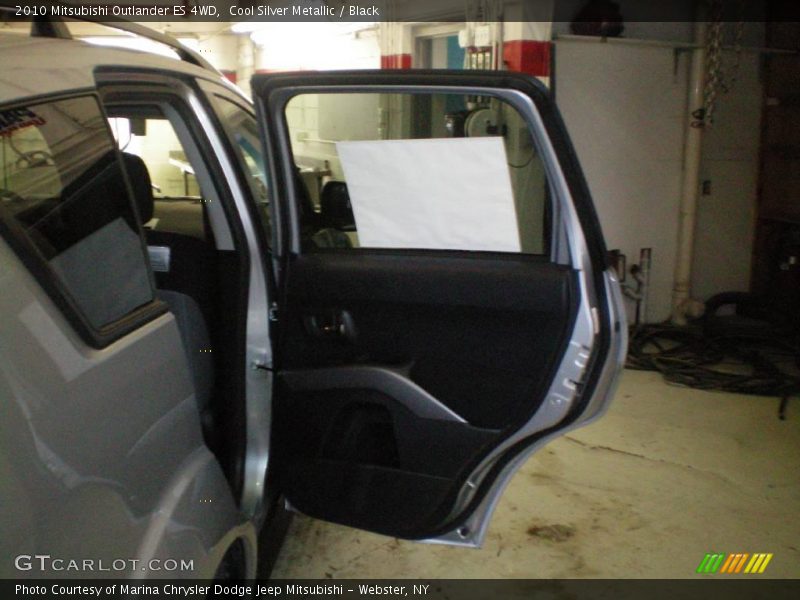 Cool Silver Metallic / Black 2010 Mitsubishi Outlander ES 4WD