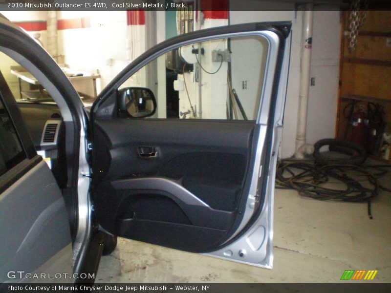 Cool Silver Metallic / Black 2010 Mitsubishi Outlander ES 4WD
