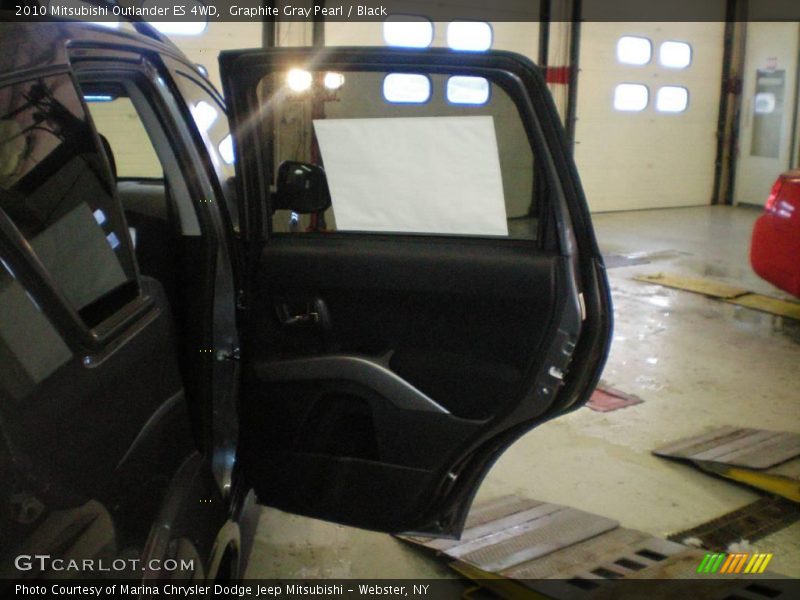 Graphite Gray Pearl / Black 2010 Mitsubishi Outlander ES 4WD