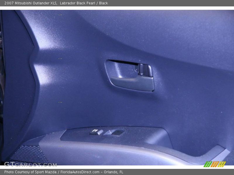 Labrador Black Pearl / Black 2007 Mitsubishi Outlander XLS