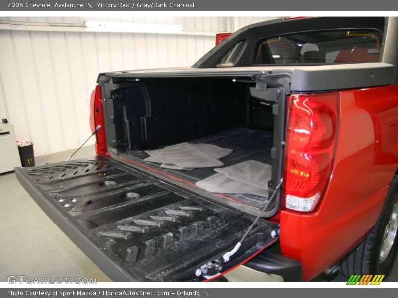 Victory Red / Gray/Dark Charcoal 2006 Chevrolet Avalanche LS