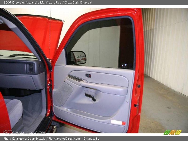 Victory Red / Gray/Dark Charcoal 2006 Chevrolet Avalanche LS