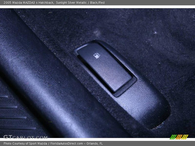 Sunlight Silver Metallic / Black/Red 2005 Mazda MAZDA3 s Hatchback