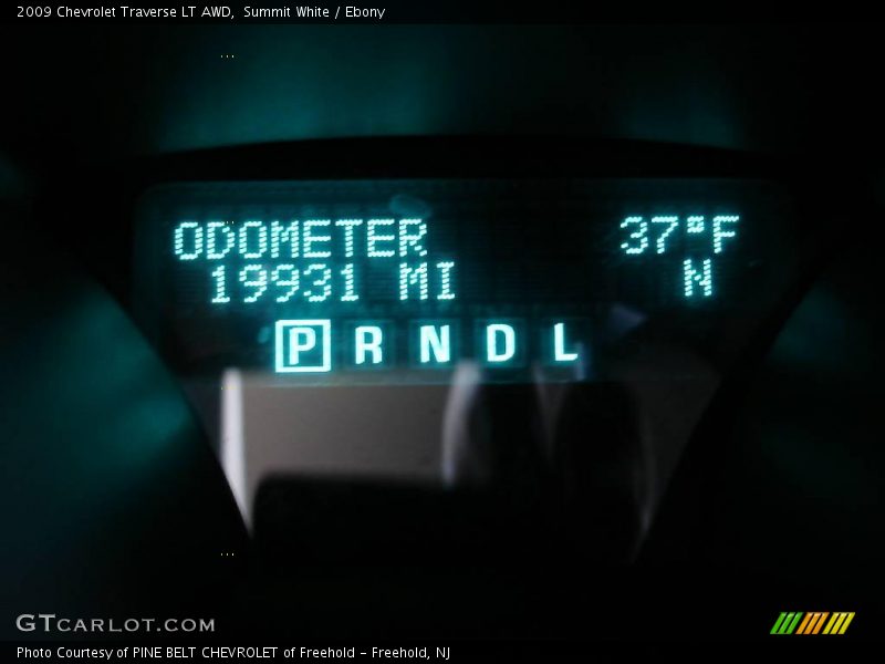 Summit White / Ebony 2009 Chevrolet Traverse LT AWD