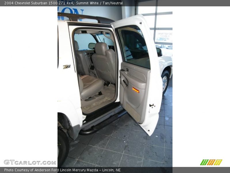 Summit White / Tan/Neutral 2004 Chevrolet Suburban 1500 Z71 4x4