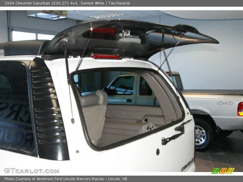 Summit White / Tan/Neutral 2004 Chevrolet Suburban 1500 Z71 4x4