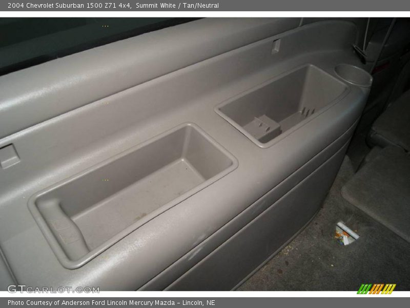 Summit White / Tan/Neutral 2004 Chevrolet Suburban 1500 Z71 4x4