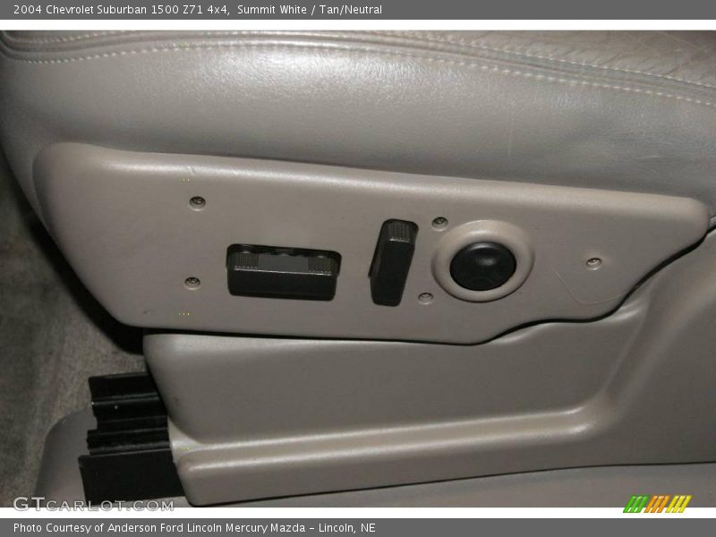 Summit White / Tan/Neutral 2004 Chevrolet Suburban 1500 Z71 4x4