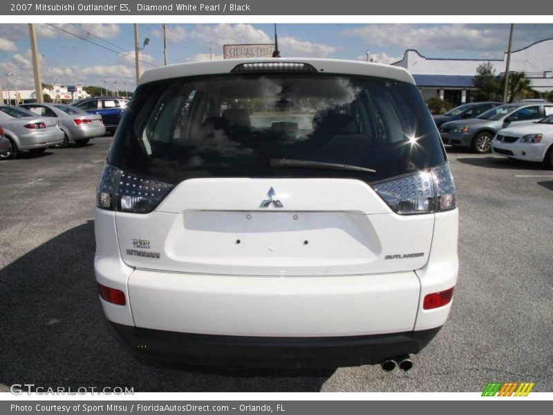 Diamond White Pearl / Black 2007 Mitsubishi Outlander ES