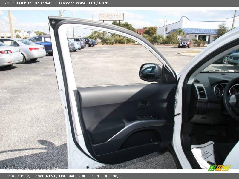 Diamond White Pearl / Black 2007 Mitsubishi Outlander ES