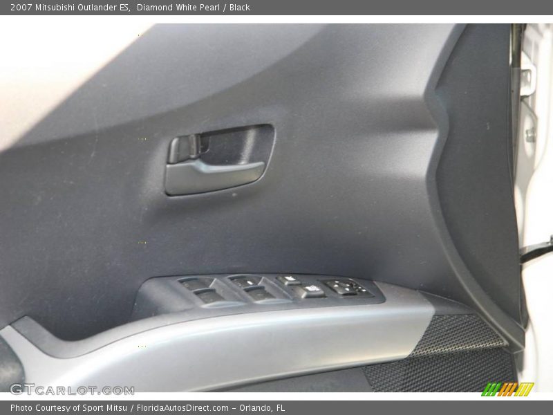Diamond White Pearl / Black 2007 Mitsubishi Outlander ES
