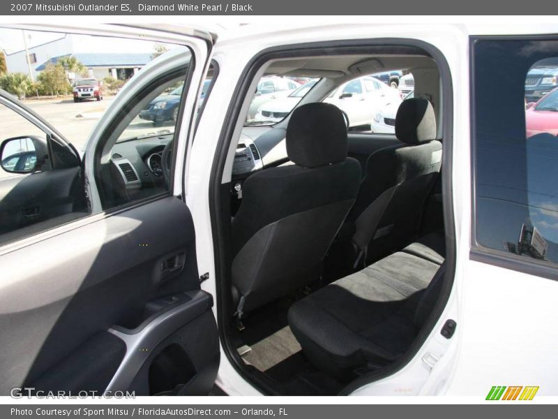 Diamond White Pearl / Black 2007 Mitsubishi Outlander ES