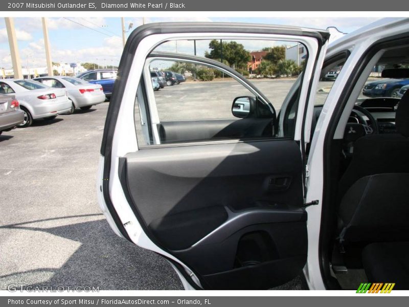 Diamond White Pearl / Black 2007 Mitsubishi Outlander ES
