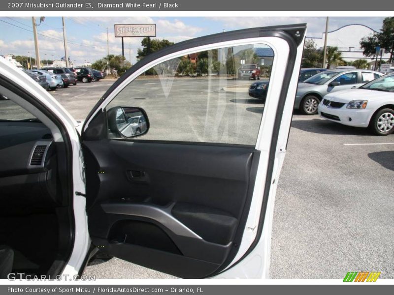 Diamond White Pearl / Black 2007 Mitsubishi Outlander ES