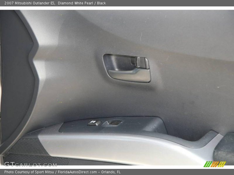 Diamond White Pearl / Black 2007 Mitsubishi Outlander ES