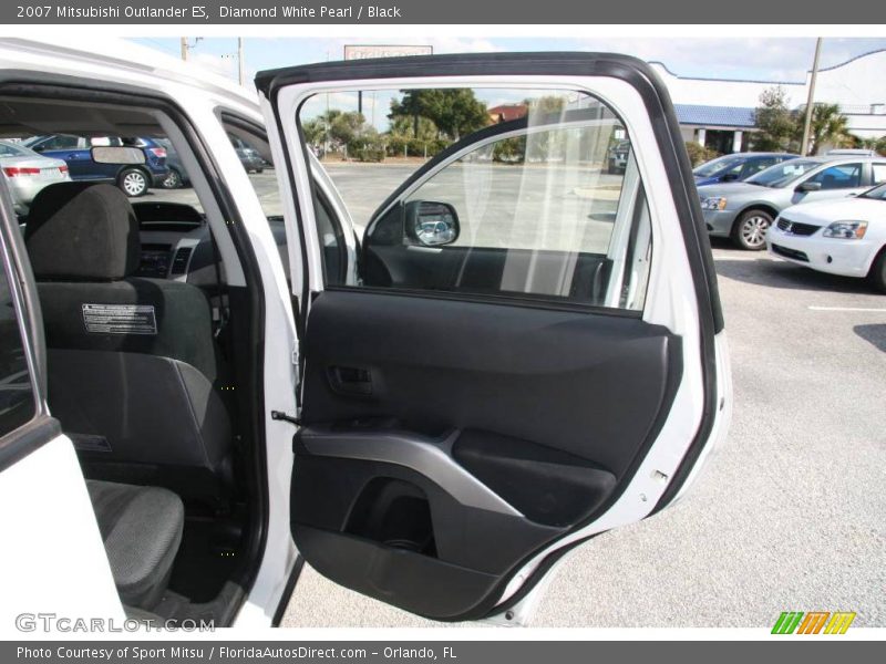 Diamond White Pearl / Black 2007 Mitsubishi Outlander ES