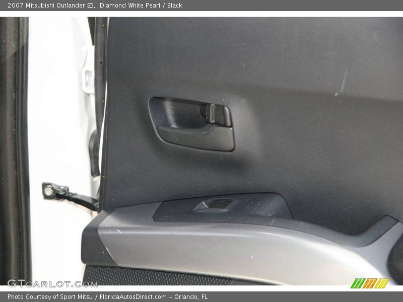 Diamond White Pearl / Black 2007 Mitsubishi Outlander ES