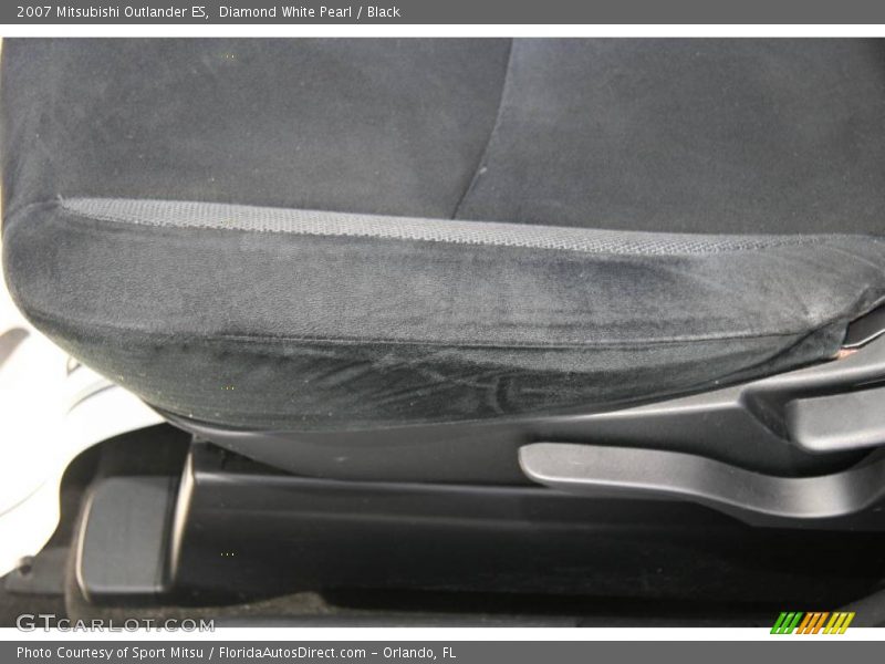 Diamond White Pearl / Black 2007 Mitsubishi Outlander ES
