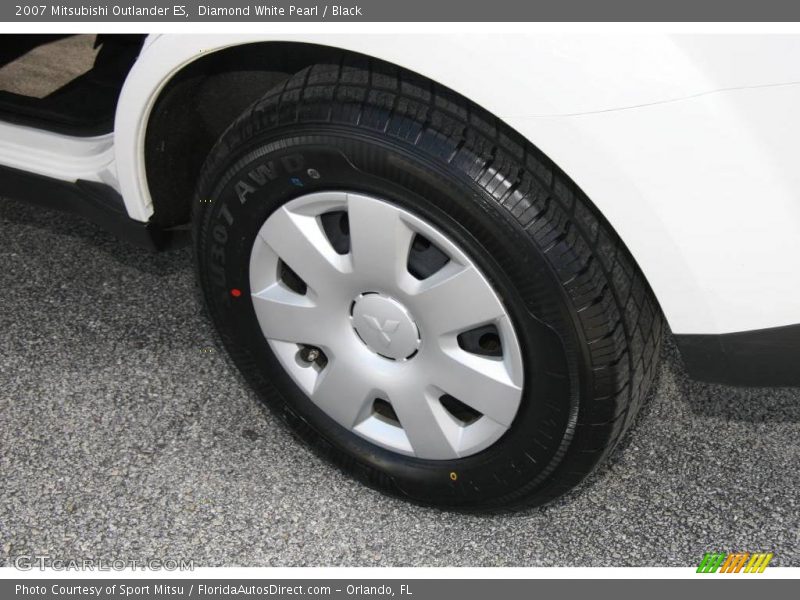 Diamond White Pearl / Black 2007 Mitsubishi Outlander ES