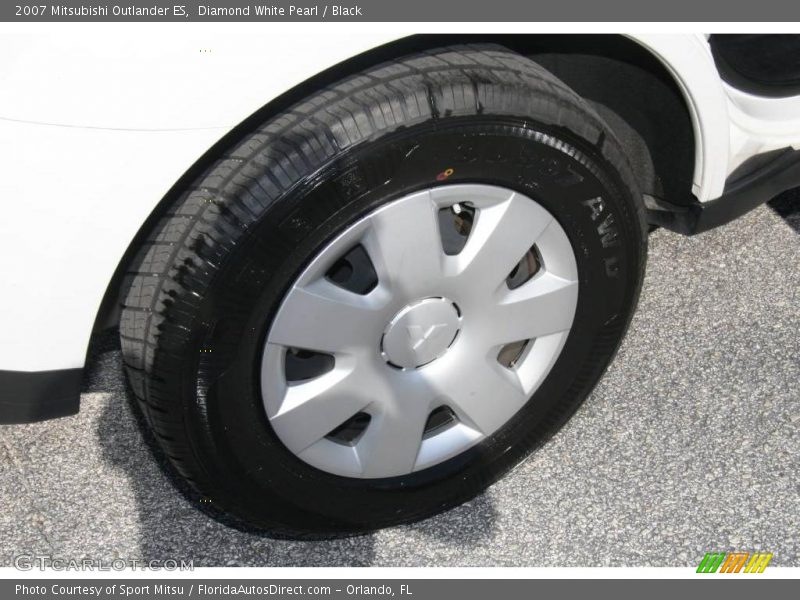 Diamond White Pearl / Black 2007 Mitsubishi Outlander ES