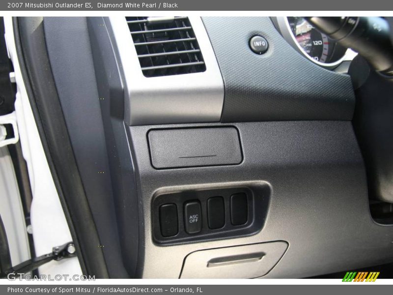 Diamond White Pearl / Black 2007 Mitsubishi Outlander ES