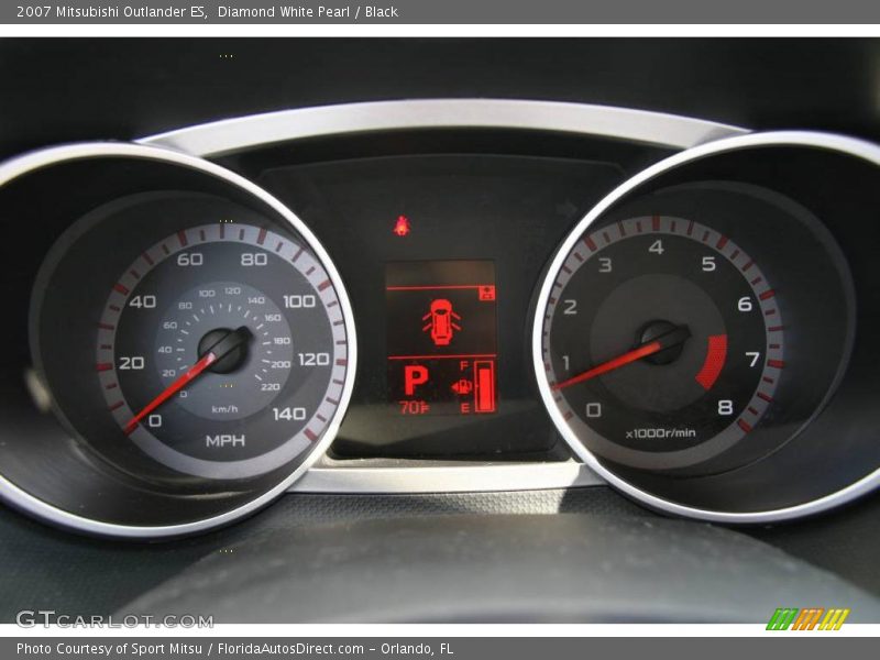Diamond White Pearl / Black 2007 Mitsubishi Outlander ES
