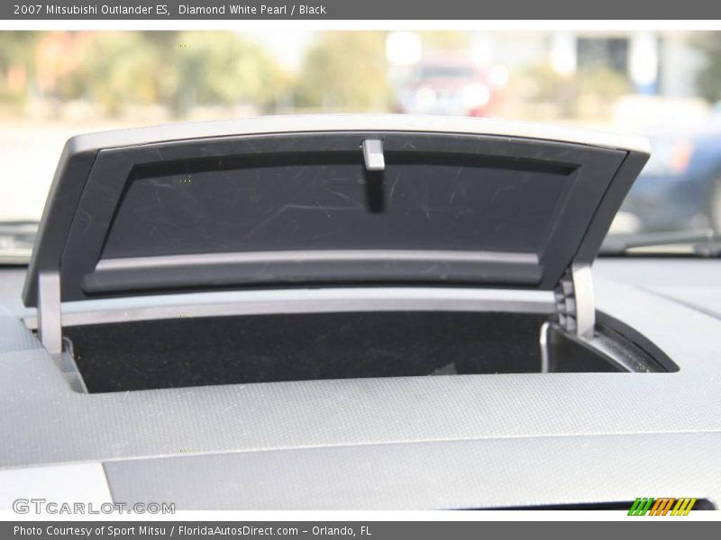 Diamond White Pearl / Black 2007 Mitsubishi Outlander ES