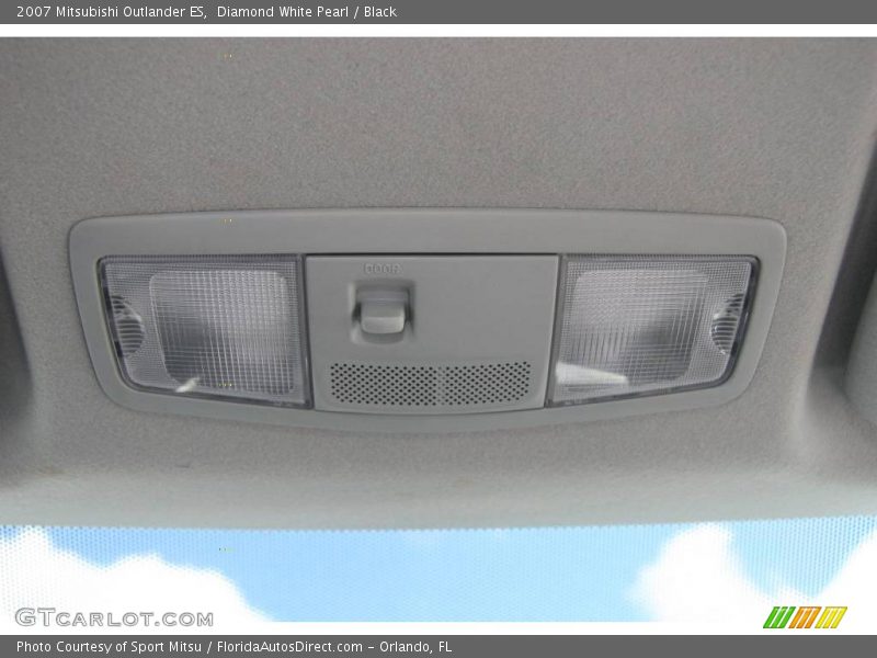 Diamond White Pearl / Black 2007 Mitsubishi Outlander ES