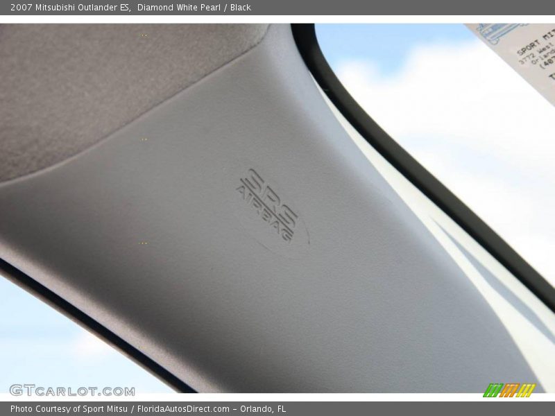 Diamond White Pearl / Black 2007 Mitsubishi Outlander ES
