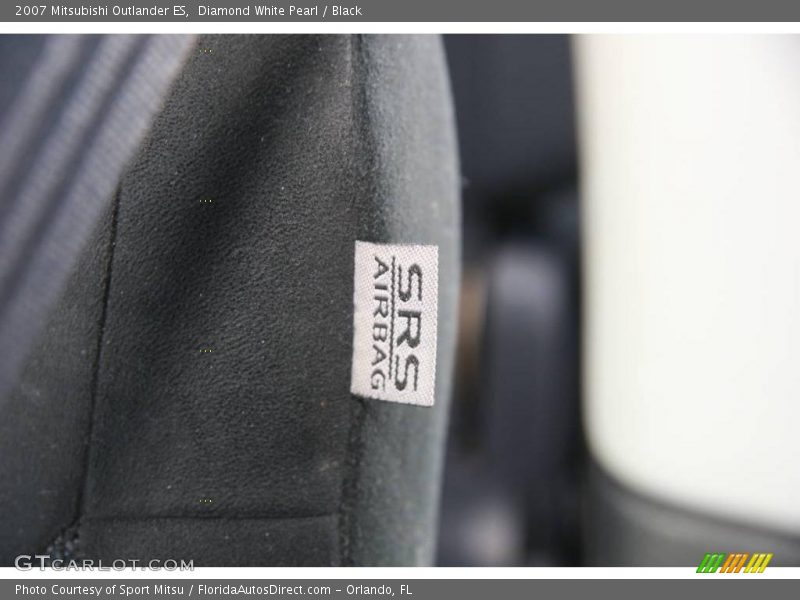 Diamond White Pearl / Black 2007 Mitsubishi Outlander ES