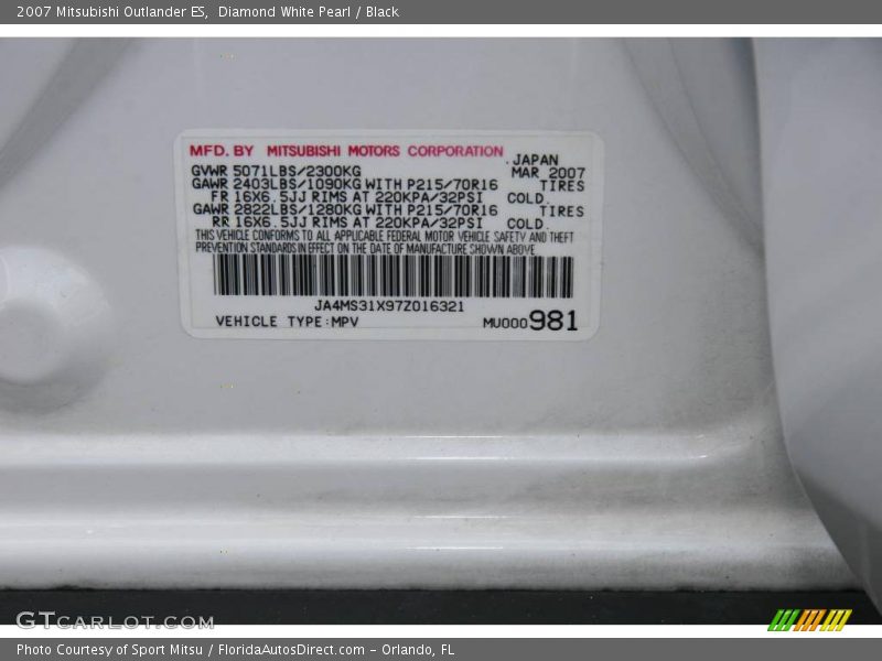 Diamond White Pearl / Black 2007 Mitsubishi Outlander ES