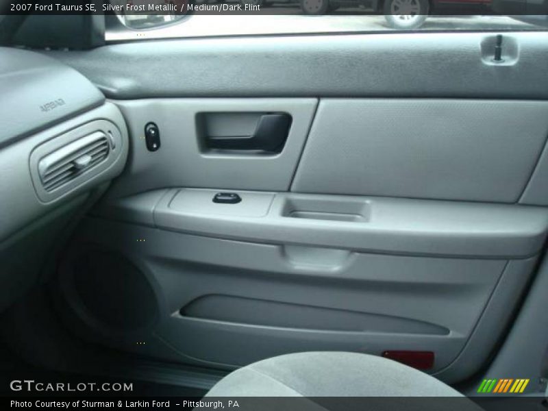 Silver Frost Metallic / Medium/Dark Flint 2007 Ford Taurus SE