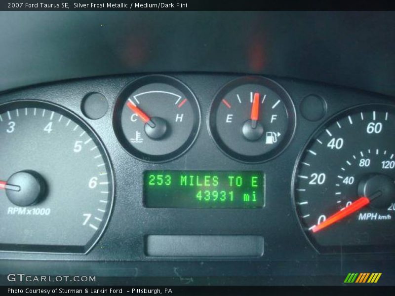 Silver Frost Metallic / Medium/Dark Flint 2007 Ford Taurus SE