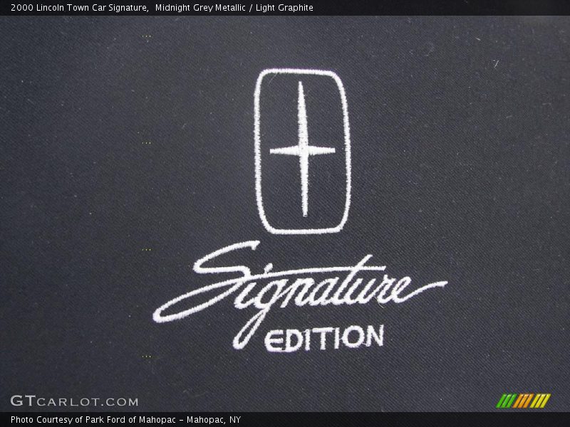 Midnight Grey Metallic / Light Graphite 2000 Lincoln Town Car Signature